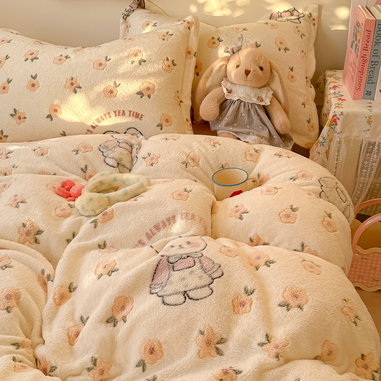 91家纺网 家纺一手货源 找家纺 韩巢家纺 2025新款高克重雪花绒牛奶绒四件套系列 田园兔（黄）