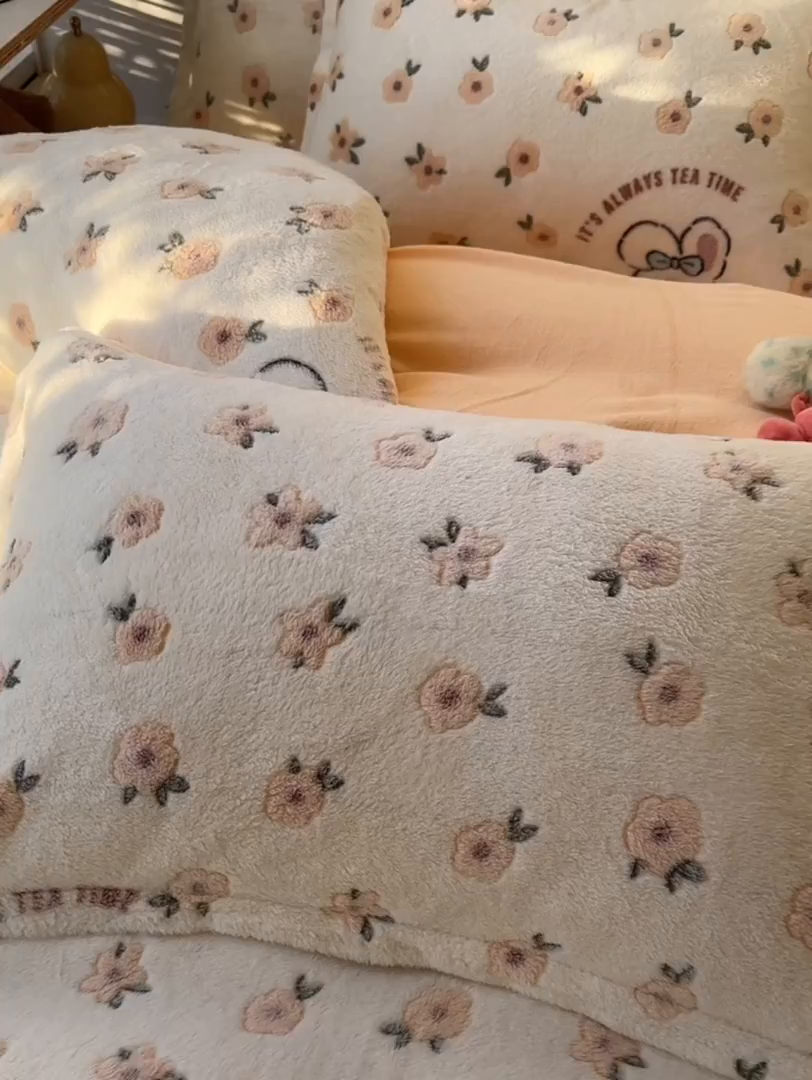 91家纺网 家纺一手货源 找家纺 韩巢家纺 2025新款高克重雪花绒牛奶绒四件套系列 田园兔（黄）