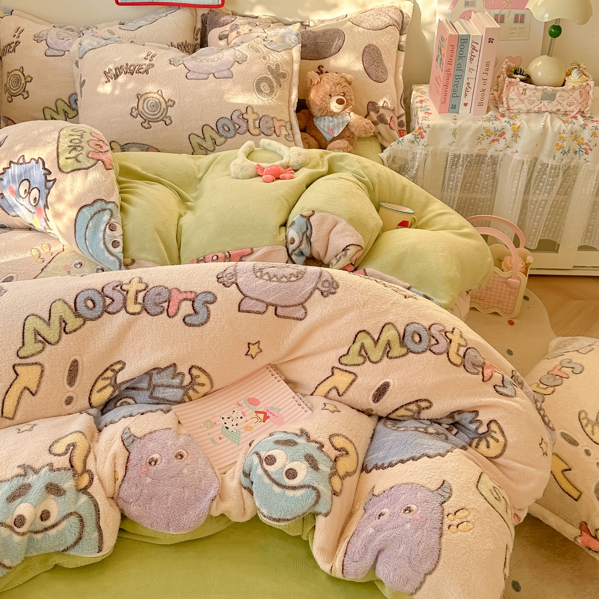 91家纺网 家纺一手货源 找家纺 韩巢家纺 2025新款高克重雪花绒牛奶绒四件套系列 小怪兽