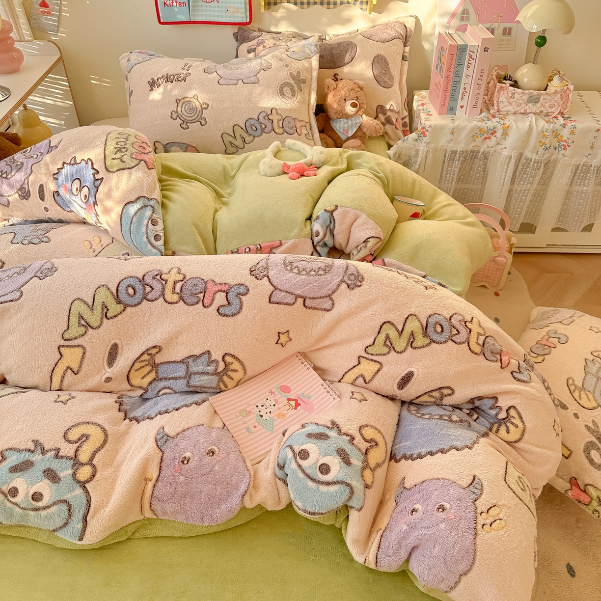 91家纺网 家纺一手货源 找家纺 韩巢家纺 2025新款高克重雪花绒牛奶绒四件套系列 小怪兽