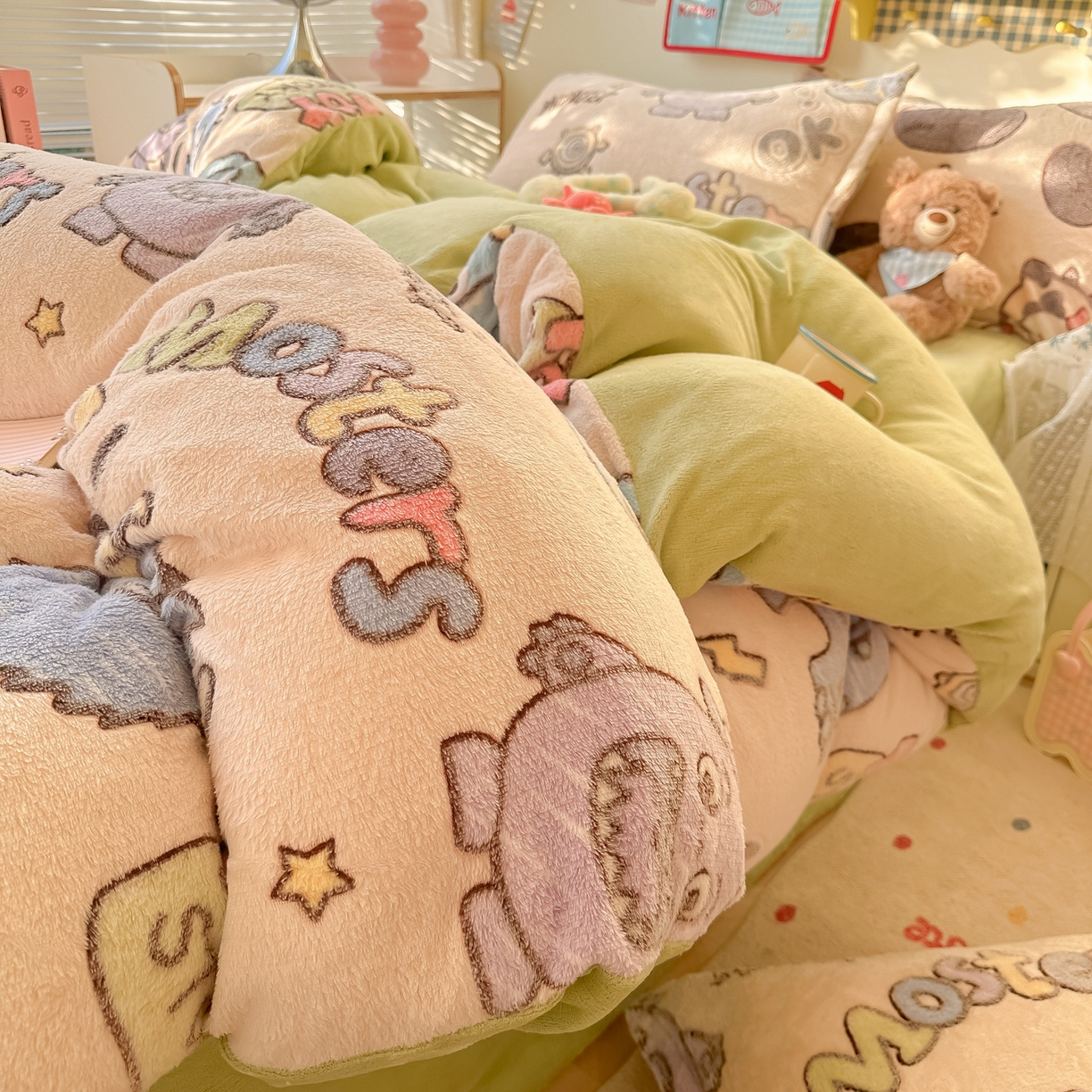 91家纺网 家纺一手货源 找家纺 韩巢家纺 2025新款高克重雪花绒牛奶绒四件套系列 小怪兽