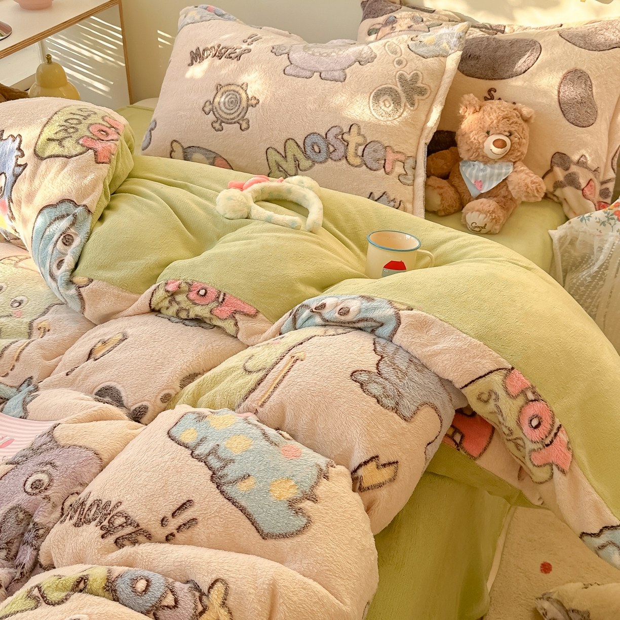 91家纺网 家纺一手货源 找家纺 韩巢家纺 2025新款高克重雪花绒牛奶绒四件套系列 小怪兽