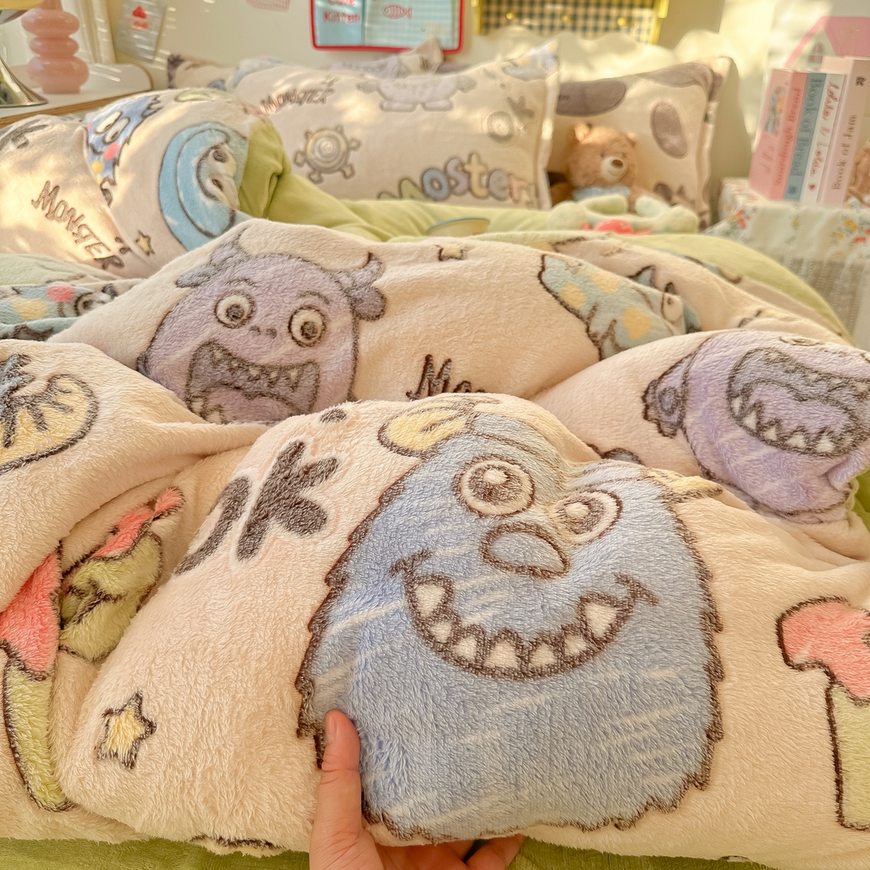 91家纺网 家纺一手货源 找家纺 韩巢家纺 2025新款高克重雪花绒牛奶绒四件套系列 小怪兽