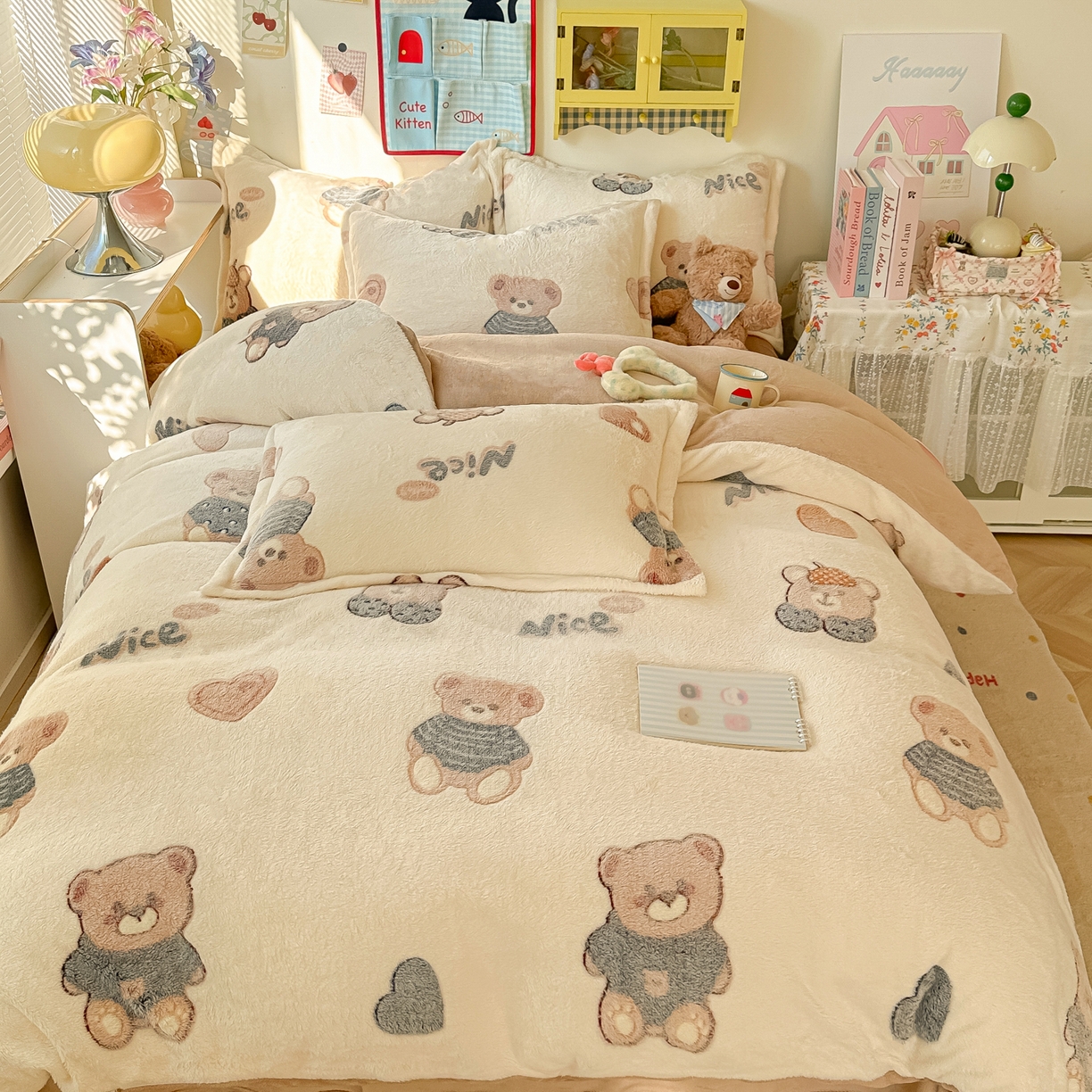 91家纺网 家纺一手货源 找家纺 韩巢家纺 2025新款高克重雪花绒牛奶绒四件套系列 英伦熊