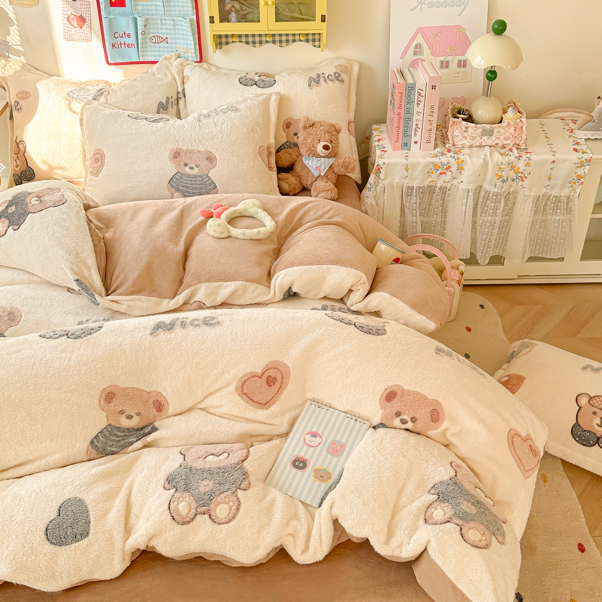 91家纺网 家纺一手货源 找家纺 韩巢家纺 2025新款高克重雪花绒牛奶绒四件套系列 英伦熊