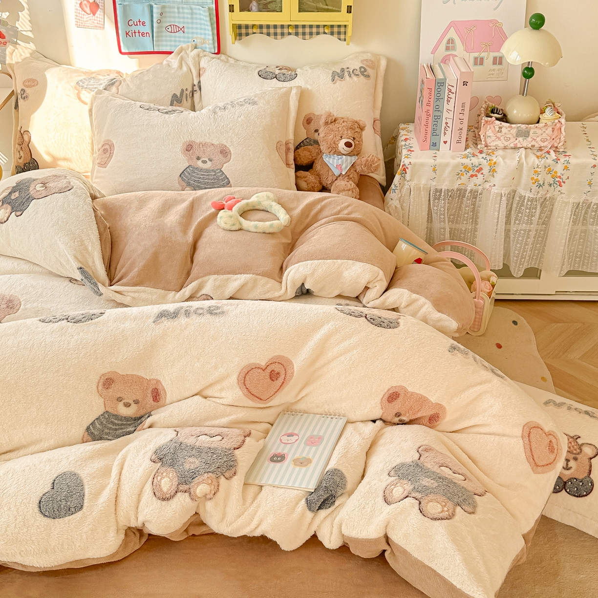 91家纺网 家纺一手货源 找家纺 韩巢家纺 2025新款高克重雪花绒牛奶绒四件套系列 英伦熊