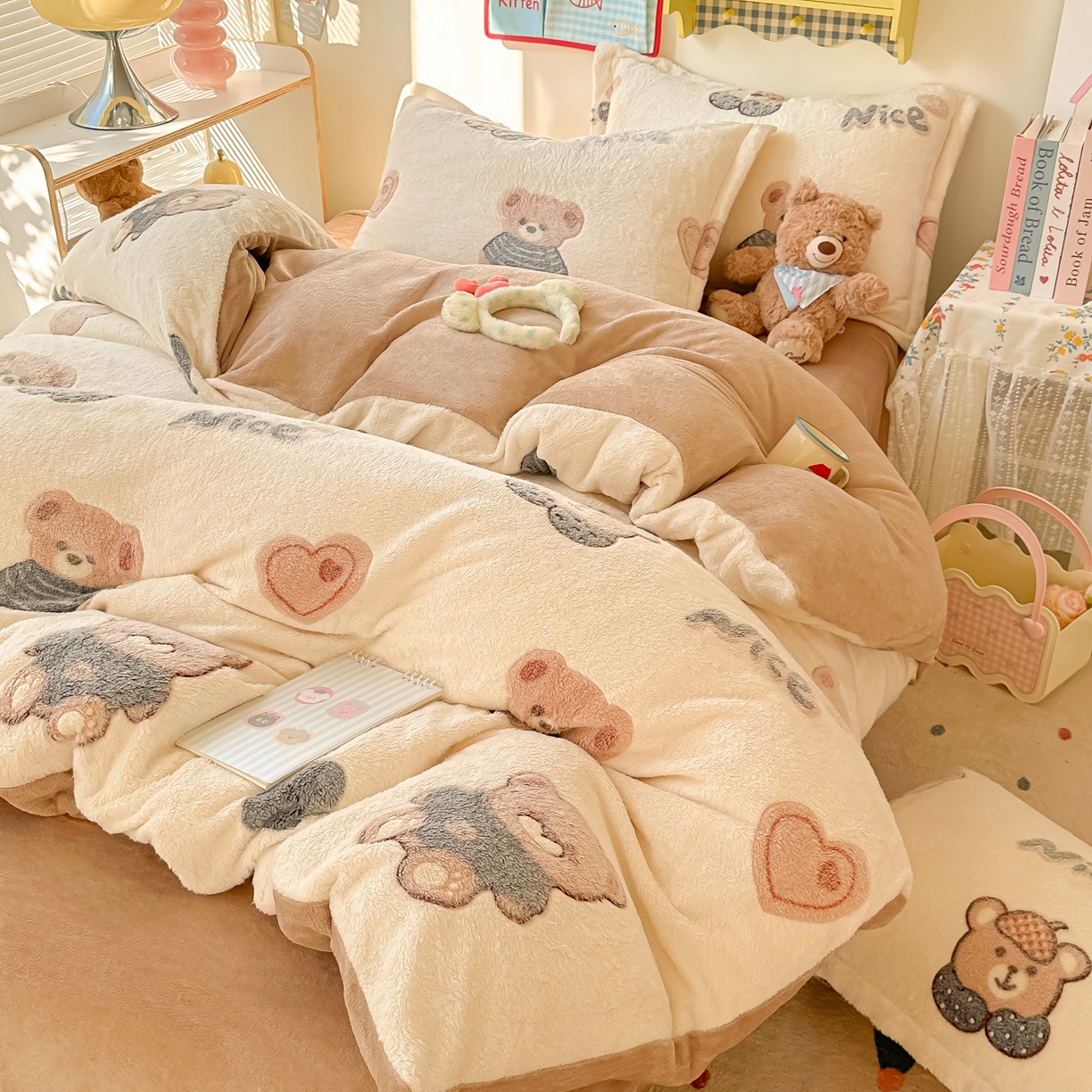 91家纺网 家纺一手货源 找家纺 韩巢家纺 2025新款高克重雪花绒牛奶绒四件套系列 英伦熊