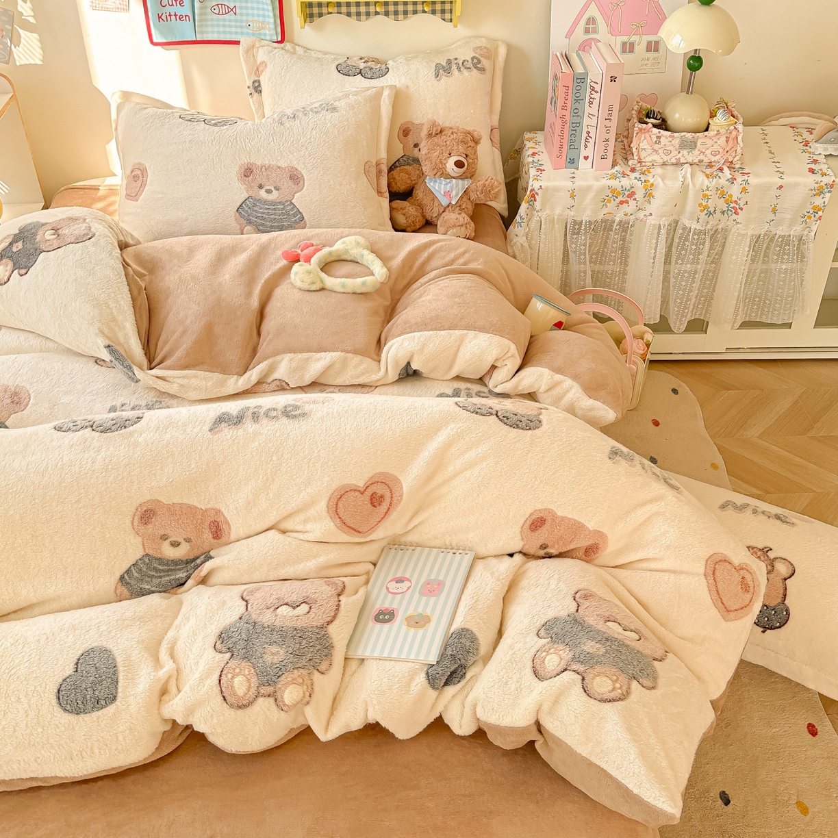 91家纺网 家纺一手货源 找家纺 韩巢家纺 2025新款高克重雪花绒牛奶绒四件套系列 英伦熊