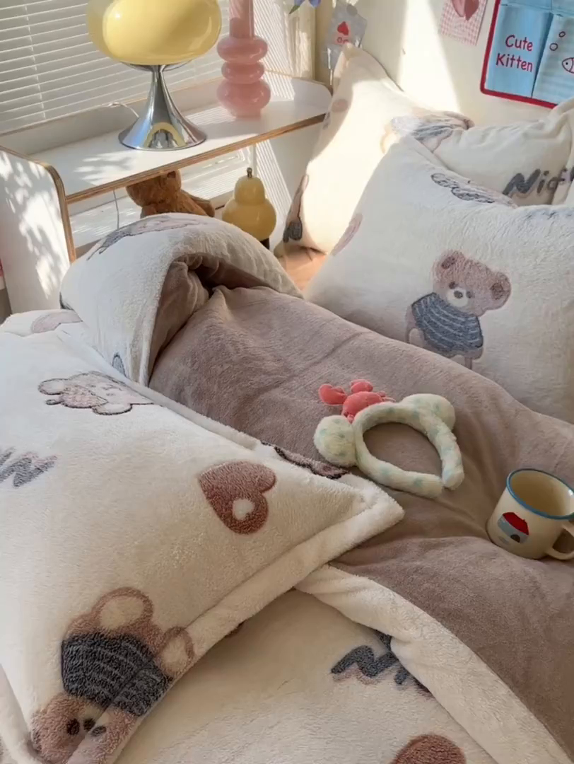 91家纺网 家纺一手货源 找家纺 韩巢家纺 2025新款高克重雪花绒牛奶绒四件套系列 英伦熊