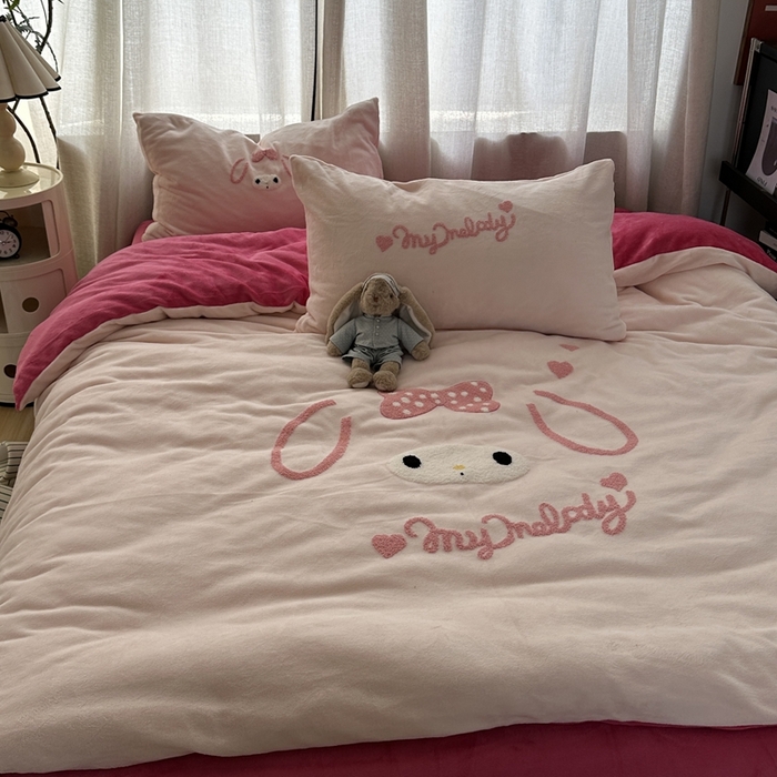 91家纺网 家纺一手货源 找家纺 （总）优色良品家纺 2025新款亲肤舒适高克重牛奶绒毛巾绣套件四件套