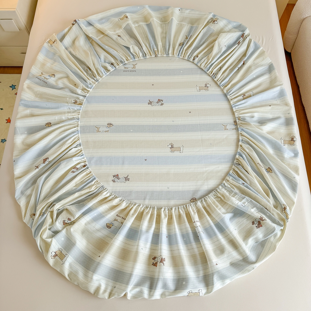 91家纺网 家纺一手货源 找家纺 尚帛 2026新款全棉品质喷气印花爆款四件套 多规格套件 单品系列-单床笠 奔跑小狗