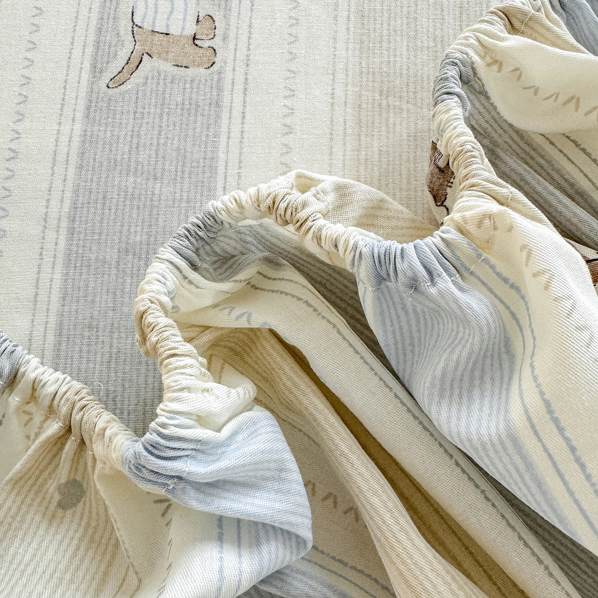 91家纺网 家纺一手货源 找家纺 尚帛 2026新款全棉品质喷气印花爆款四件套 多规格套件 单品系列-单床笠 奔跑小狗