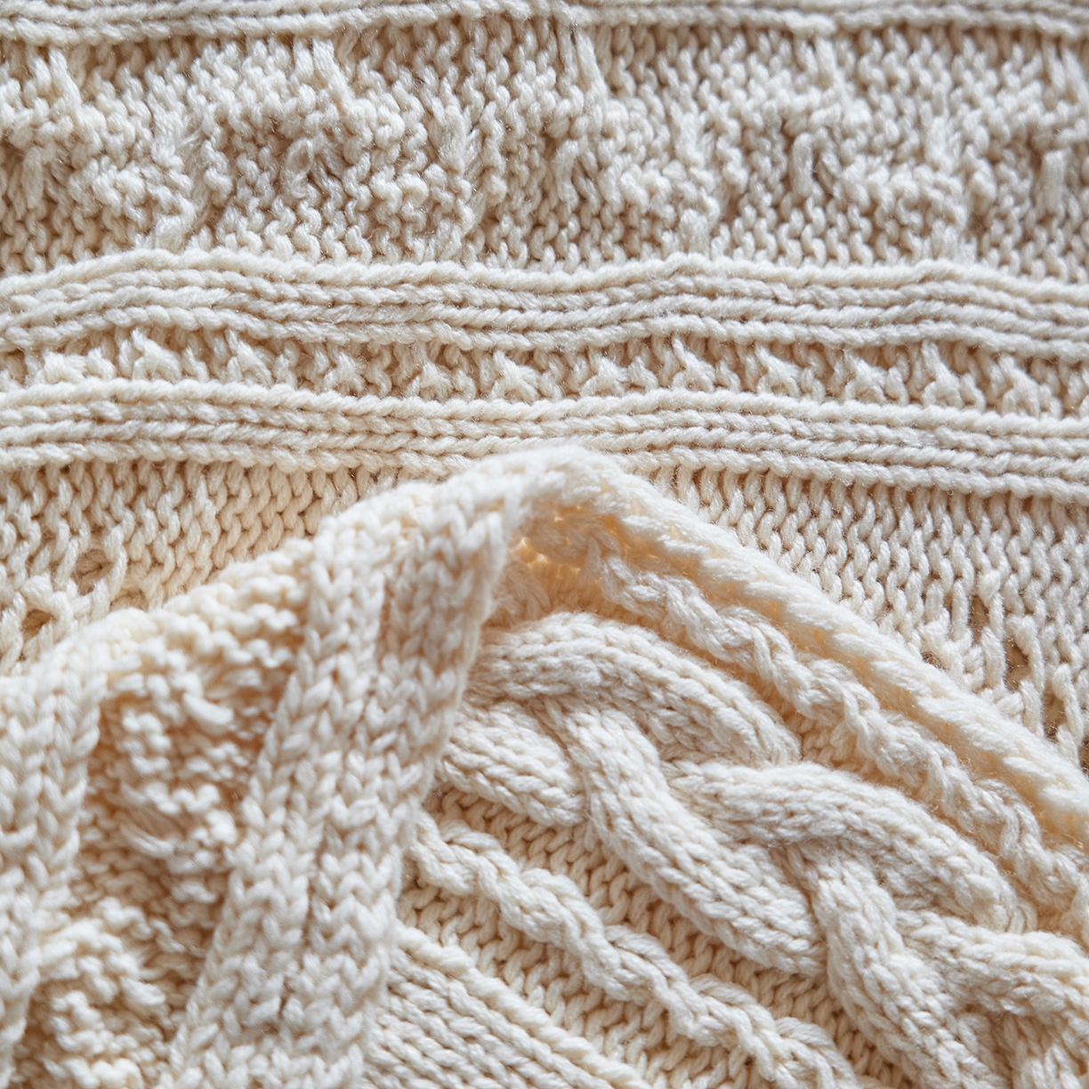 91家纺网 家纺一手货源 找家纺 （总）暖绵绵家纺 2025新款针织流苏针织毯-克拉白（最低零售价：248元）