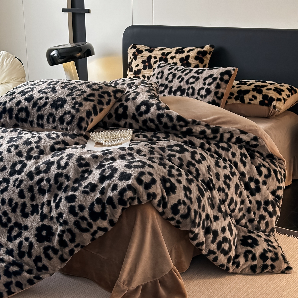 91家纺网 家纺一手货源 找家纺 （总）乐窝家纺仓储 2025新款美拉德复古印花兔毛绒牛奶绒皮草绒床裙款四件套跨境外贸专供