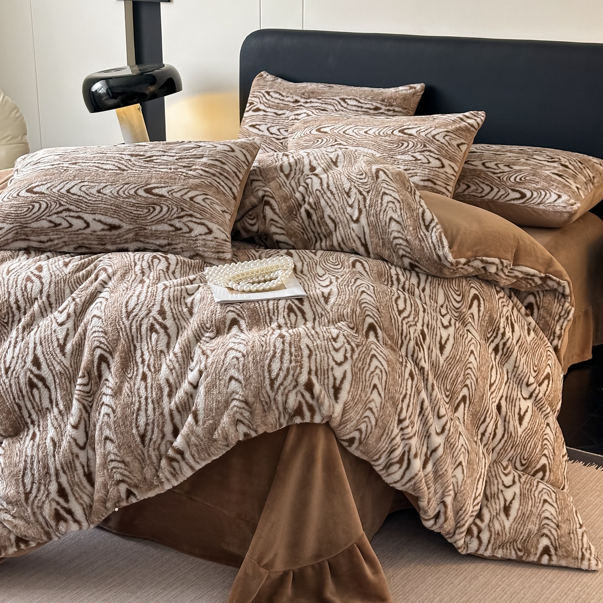 91家纺网 家纺一手货源 找家纺 （总）乐窝家纺仓储 2025新款美拉德复古印花兔毛绒牛奶绒皮草绒床裙款四件套跨境外贸专供