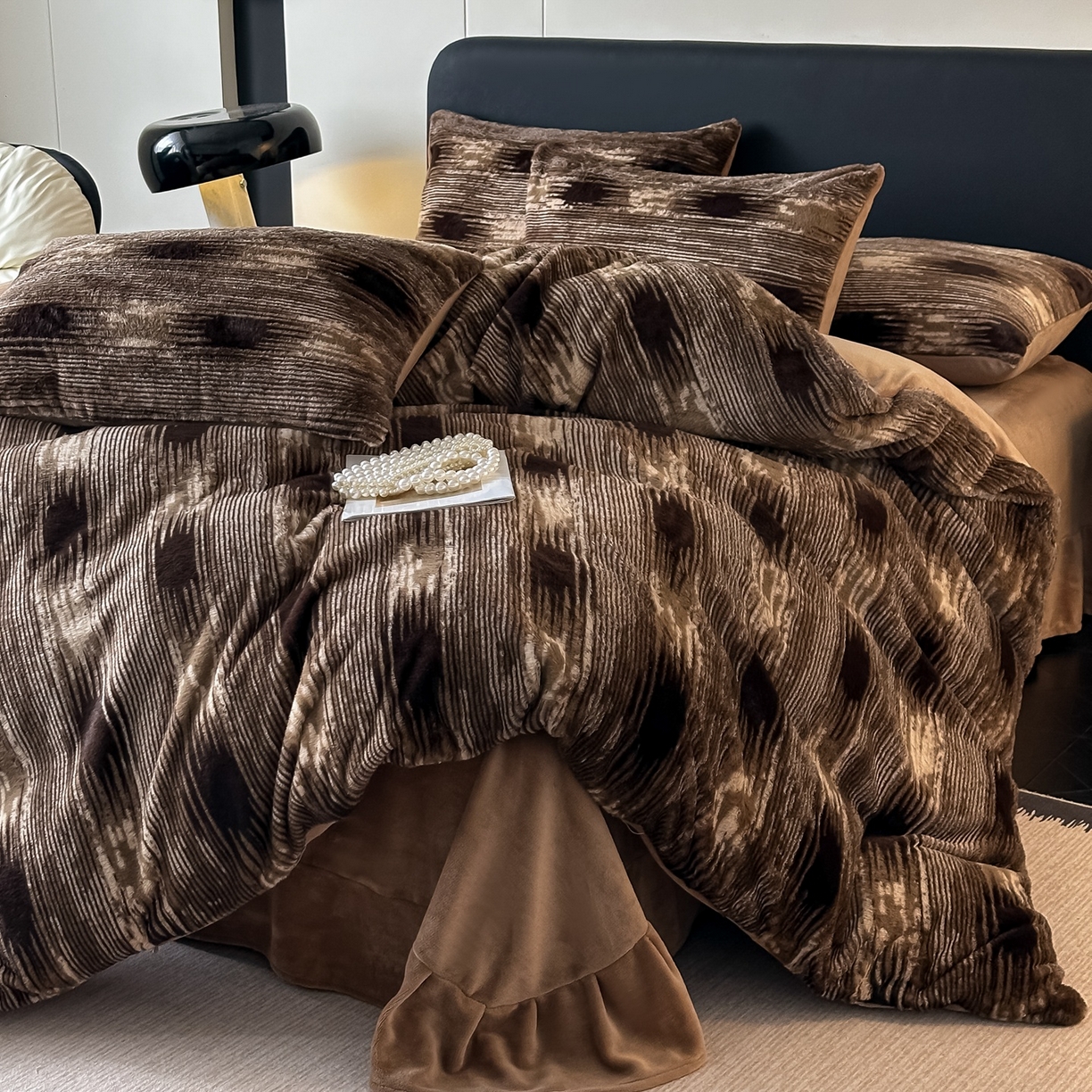 91家纺网 家纺一手货源 找家纺 （总）乐窝家纺仓储 2025新款美拉德复古印花兔毛绒牛奶绒皮草绒床裙款四件套跨境外贸专供