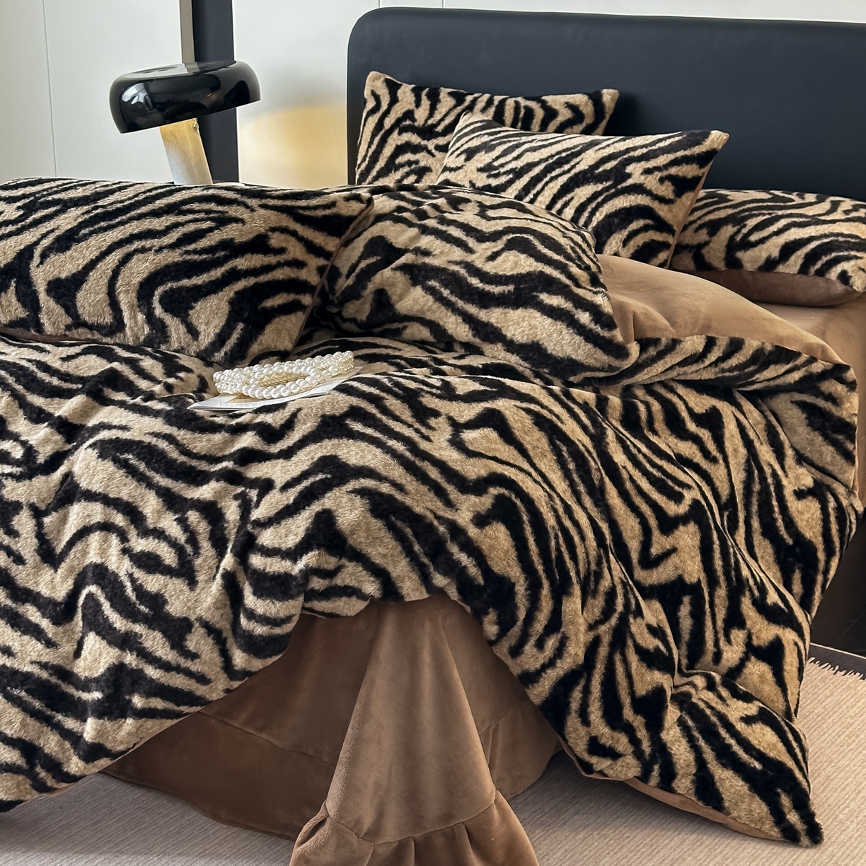 91家纺网 家纺一手货源 找家纺 （总）乐窝家纺仓储 2025新款美拉德复古印花兔毛绒牛奶绒皮草绒床裙款四件套跨境外贸专供