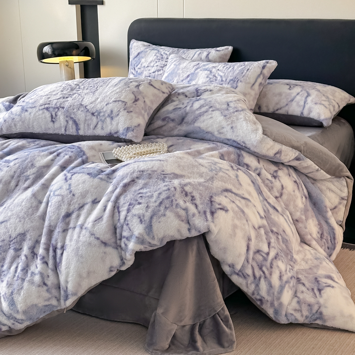 91家纺网 家纺一手货源 找家纺 （总）乐窝家纺仓储 2025新款美拉德复古印花兔毛绒牛奶绒皮草绒床裙款四件套跨境外贸专供