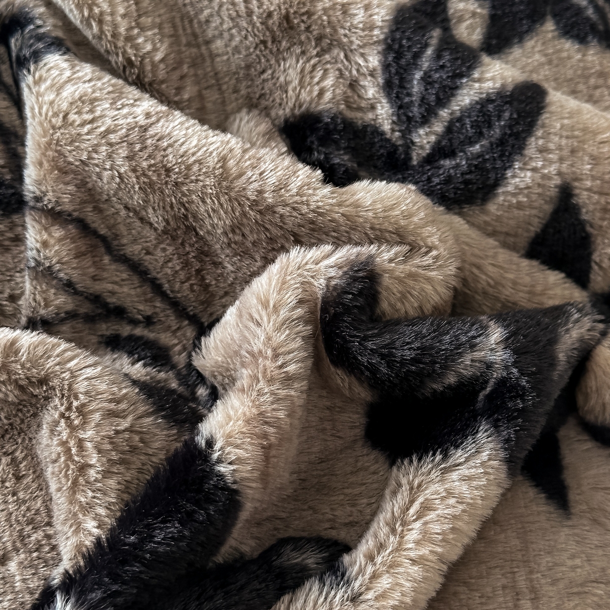 91家纺网 家纺一手货源 找家纺 乐窝家纺仓储 2025新款美拉德复古印花兔毛绒牛奶绒皮草绒床裙款四件套跨境外贸专供 花枝漫语