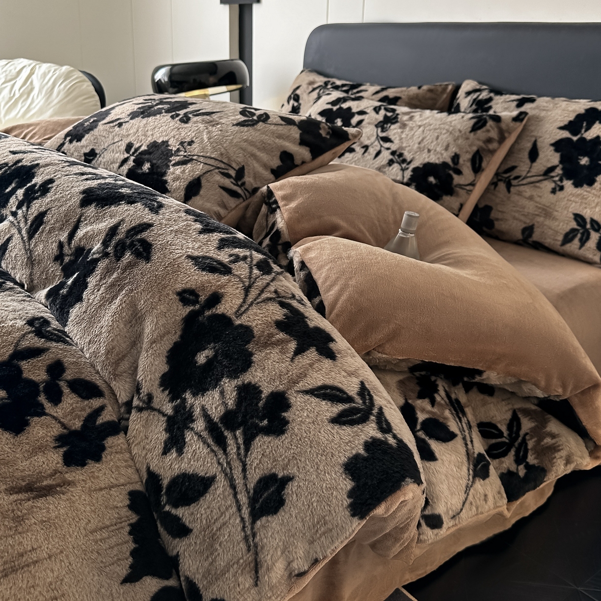 91家纺网 家纺一手货源 找家纺 乐窝家纺仓储 2025新款美拉德复古印花兔毛绒牛奶绒皮草绒床裙款四件套跨境外贸专供 花枝漫语