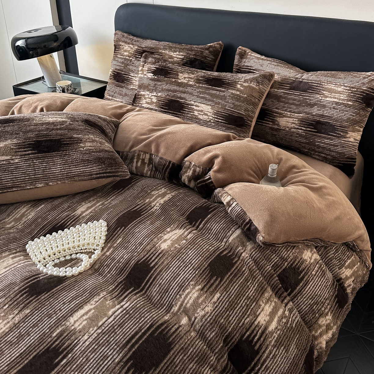 91家纺网 家纺一手货源 找家纺 乐窝家纺仓储 2025新款美拉德复古印花兔毛绒牛奶绒皮草绒床裙款四件套跨境外贸专供 爱与轮回