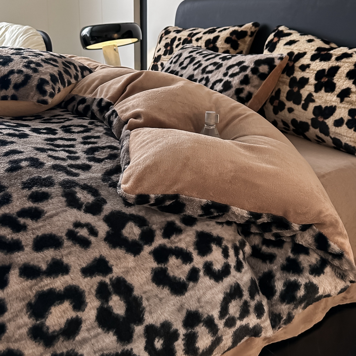 91家纺网 家纺一手货源 找家纺 乐窝家纺仓储 2025新款美拉德复古印花兔毛绒牛奶绒皮草绒床裙款四件套跨境外贸专供 时尚豹纹