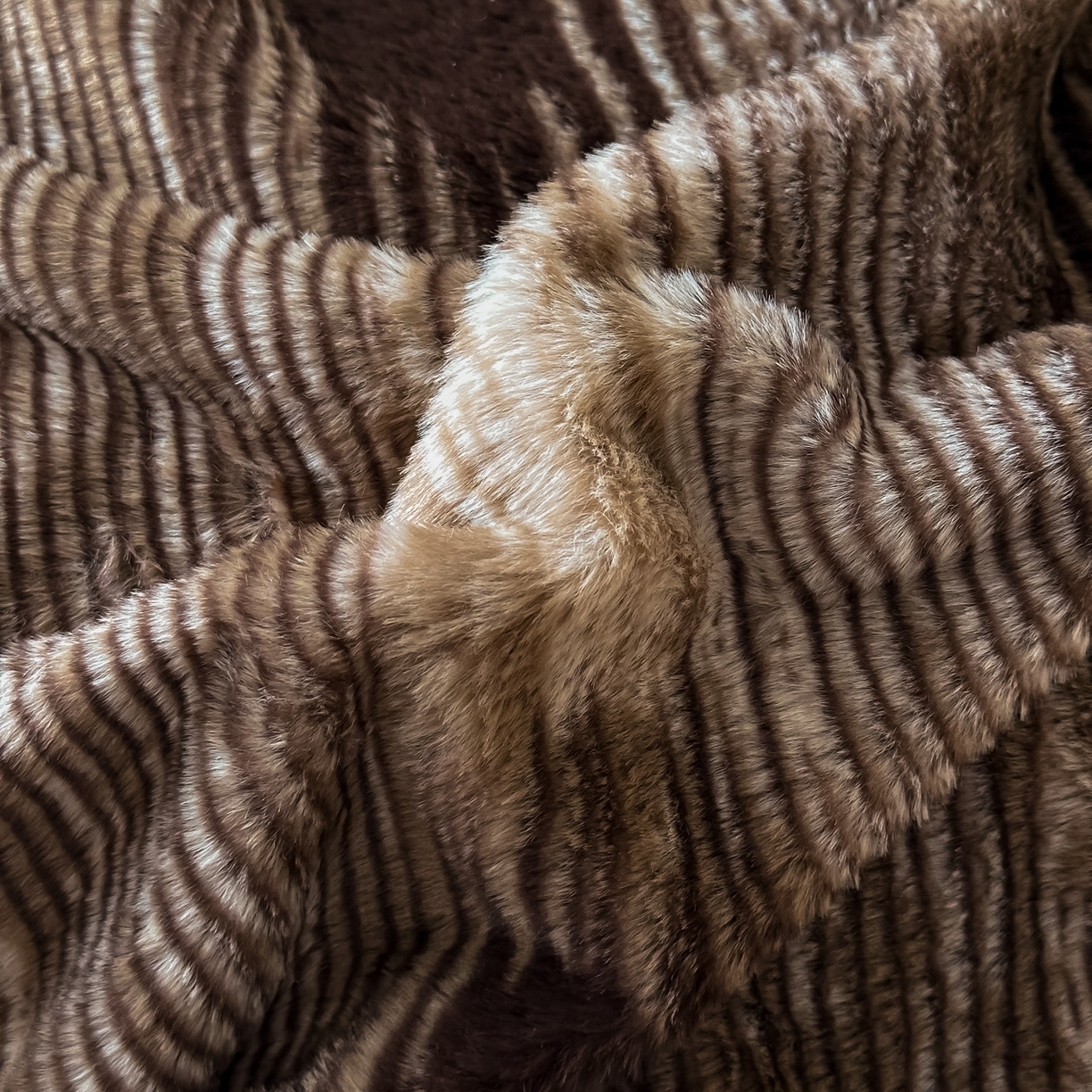 91家纺网 家纺一手货源 找家纺 乐窝家纺仓储 2025新款美拉德复古印花兔毛绒牛奶绒皮草绒床裙款四件套跨境外贸专供 爱与轮回