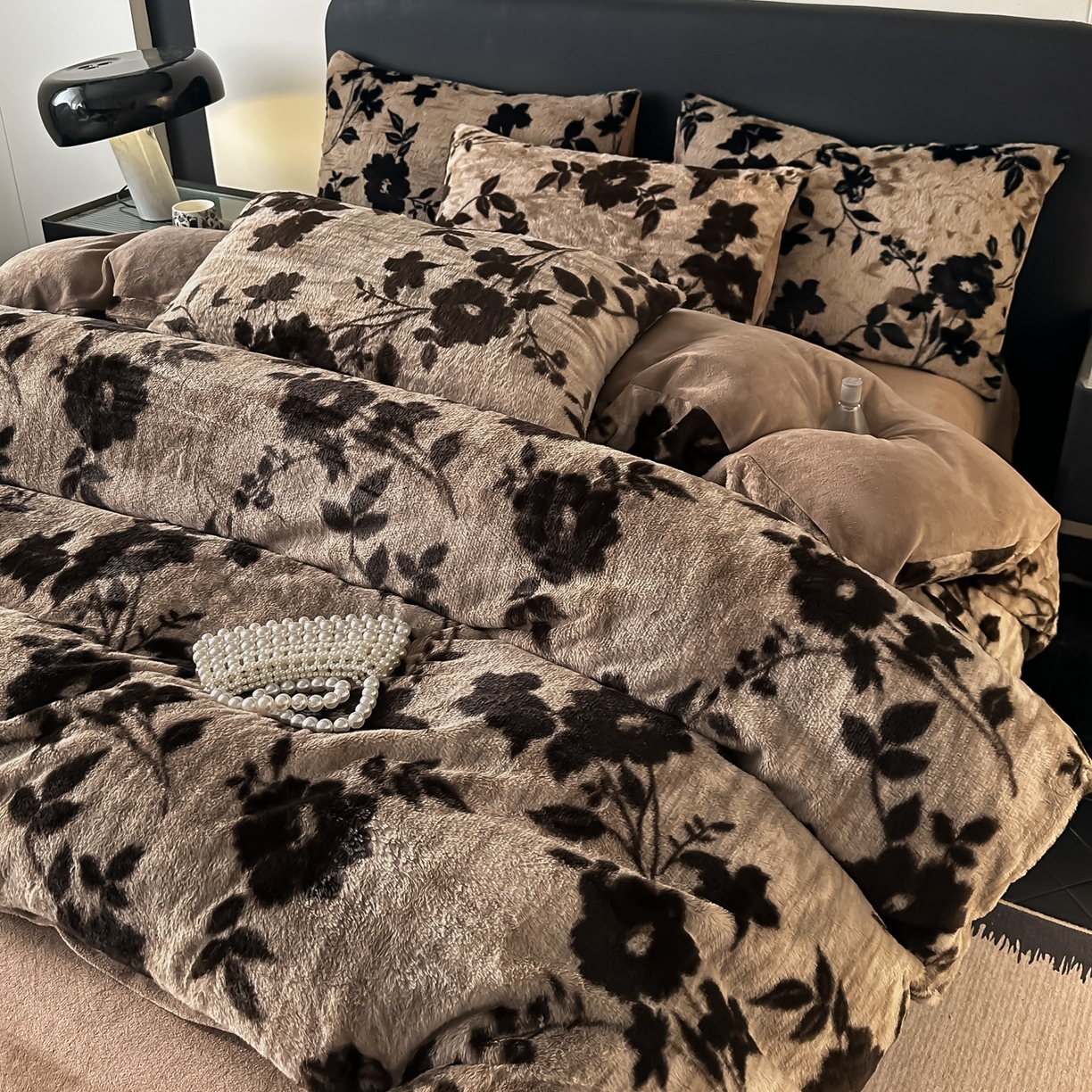 91家纺网 家纺一手货源 找家纺 乐窝家纺仓储 2025新款美拉德复古印花兔毛绒牛奶绒皮草绒床裙款四件套跨境外贸专供 简爱时尚