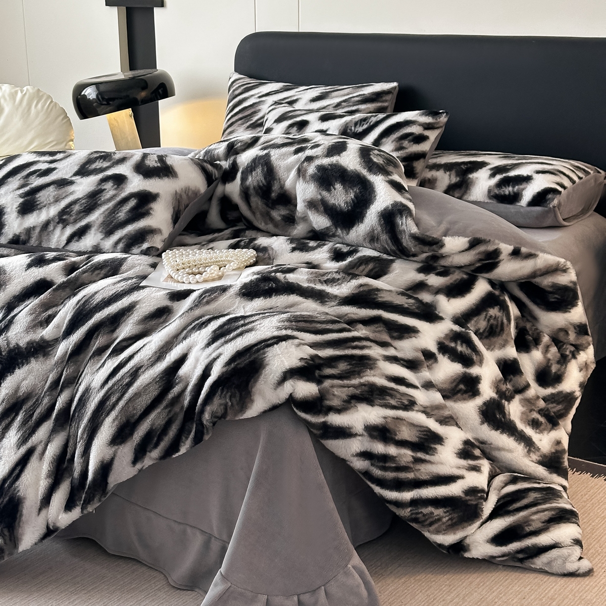 乐窝家纺仓储 2025新款美拉德复古印花兔毛绒牛奶绒皮草绒床裙款四件套跨境外贸专供 轻奢豹纹