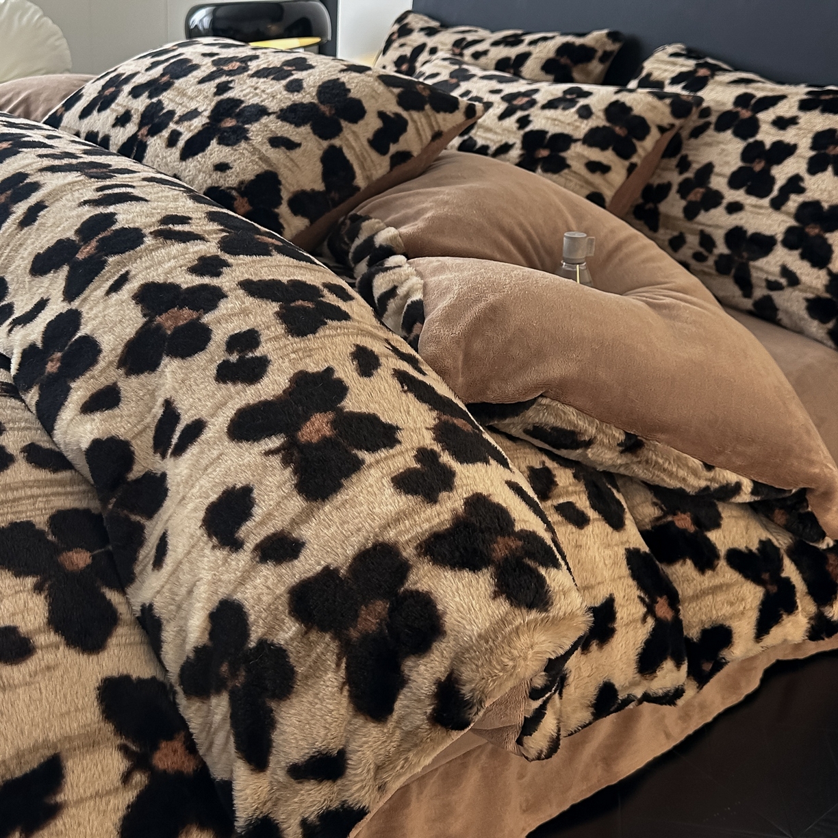 91家纺网 家纺一手货源 找家纺 乐窝家纺仓储 2025新款美拉德复古印花兔毛绒牛奶绒皮草绒床裙款四件套跨境外贸专供 蝴蝶咖