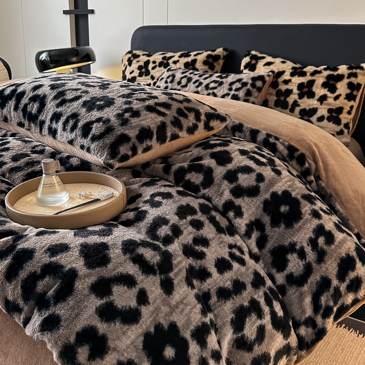 91家纺网 家纺一手货源 找家纺 乐窝家纺仓储 2025新款美拉德复古印花兔毛绒牛奶绒皮草绒床裙款四件套跨境外贸专供 时尚豹纹