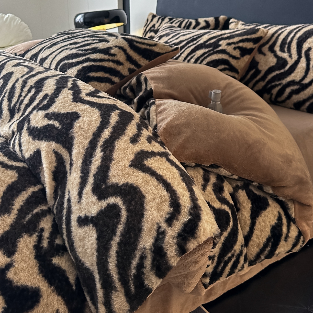 91家纺网 家纺一手货源 找家纺 乐窝家纺仓储 2025新款美拉德复古印花兔毛绒牛奶绒皮草绒床裙款四件套跨境外贸专供 虎纹咖