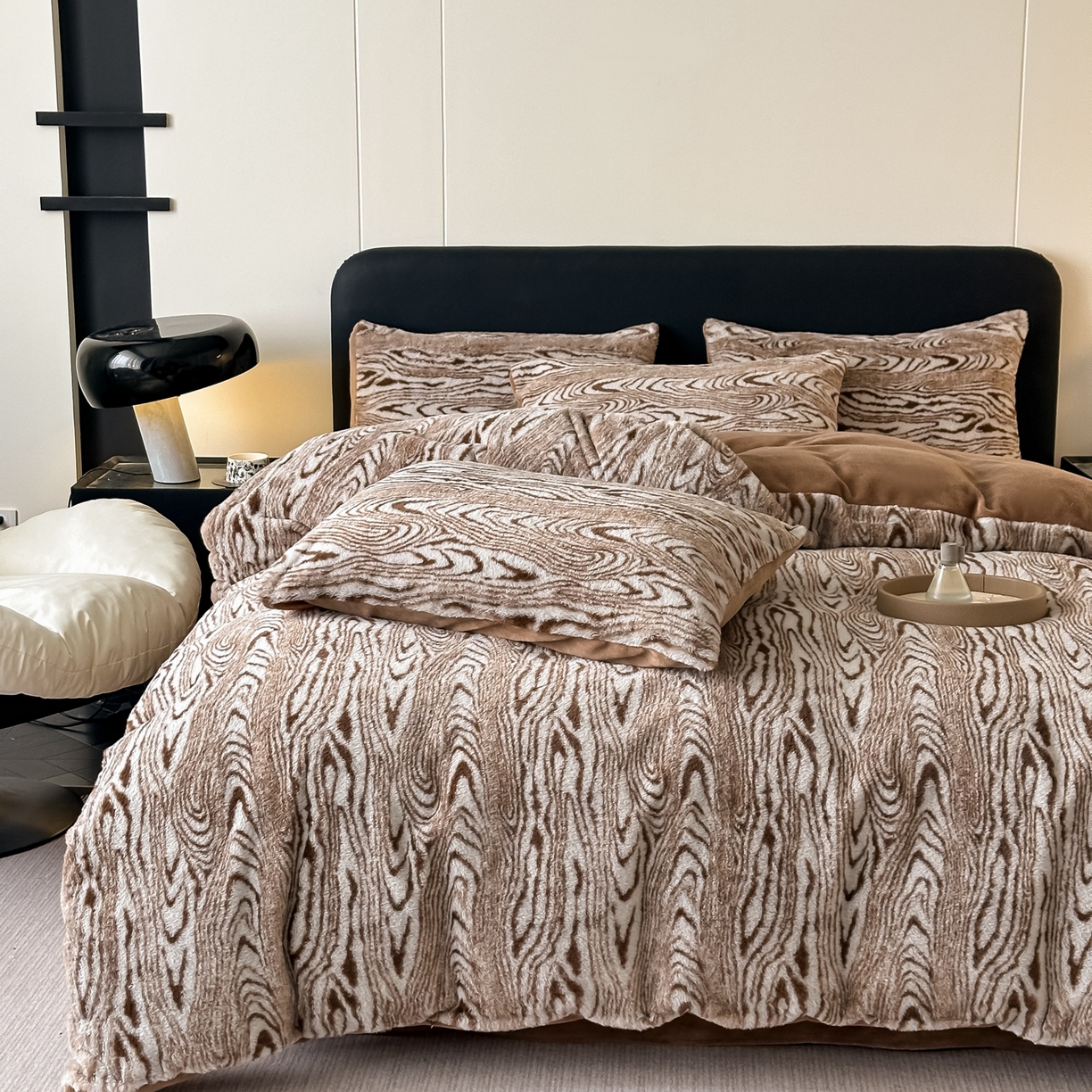 91家纺网 家纺一手货源 找家纺 乐窝家纺仓储 2025新款美拉德复古印花兔毛绒牛奶绒皮草绒床裙款四件套跨境外贸专供 静谧时光