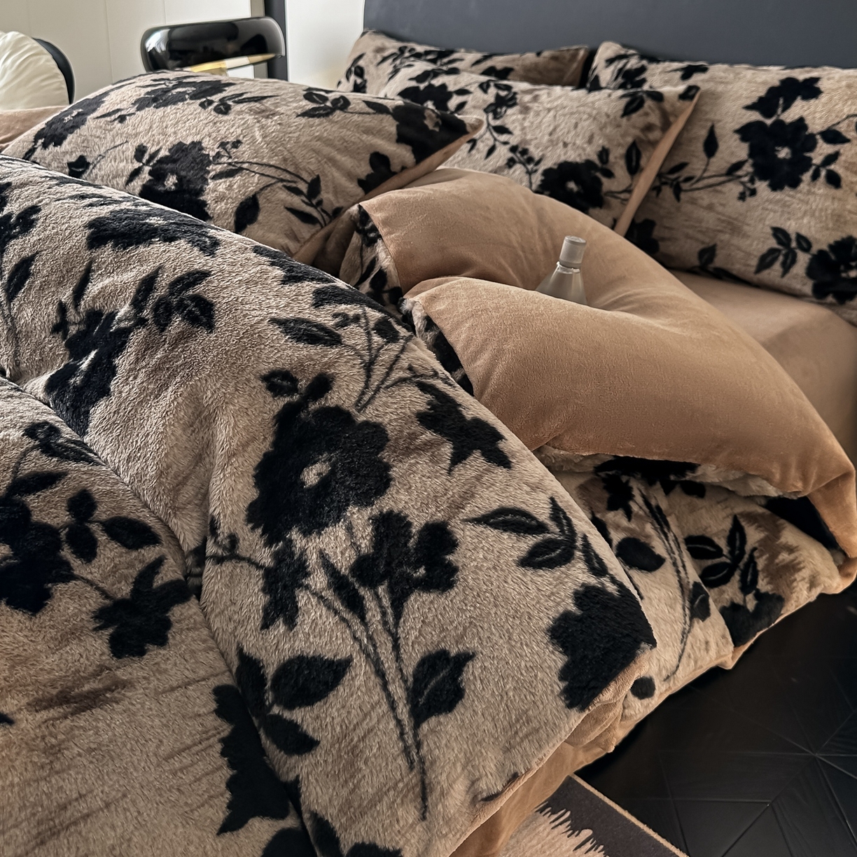 91家纺网 家纺一手货源 找家纺 乐窝家纺仓储 2025新款美拉德复古印花兔毛绒牛奶绒皮草绒床裙款四件套跨境外贸专供 花枝漫语