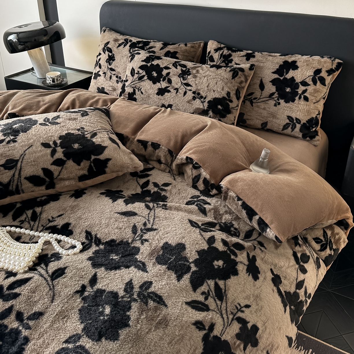 91家纺网 家纺一手货源 找家纺 乐窝家纺仓储 2025新款美拉德复古印花兔毛绒牛奶绒皮草绒床裙款四件套跨境外贸专供 花枝漫语