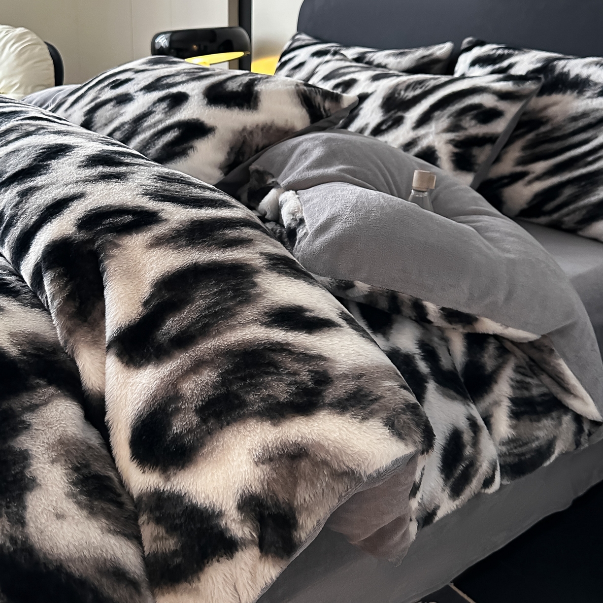 91家纺网 家纺一手货源 找家纺 乐窝家纺仓储 2025新款美拉德复古印花兔毛绒牛奶绒皮草绒床裙款四件套跨境外贸专供 轻奢豹纹