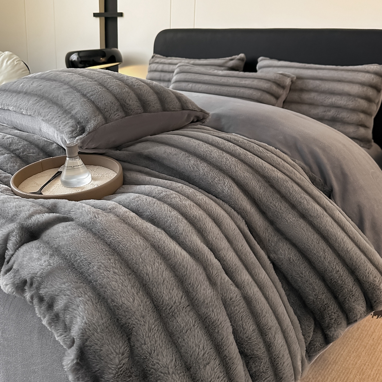 91家纺网 家纺一手货源 找家纺 乐窝家纺仓储 2025新款美拉德复古印花兔毛绒牛奶绒皮草绒床裙款四件套跨境外贸专供 时尚灰