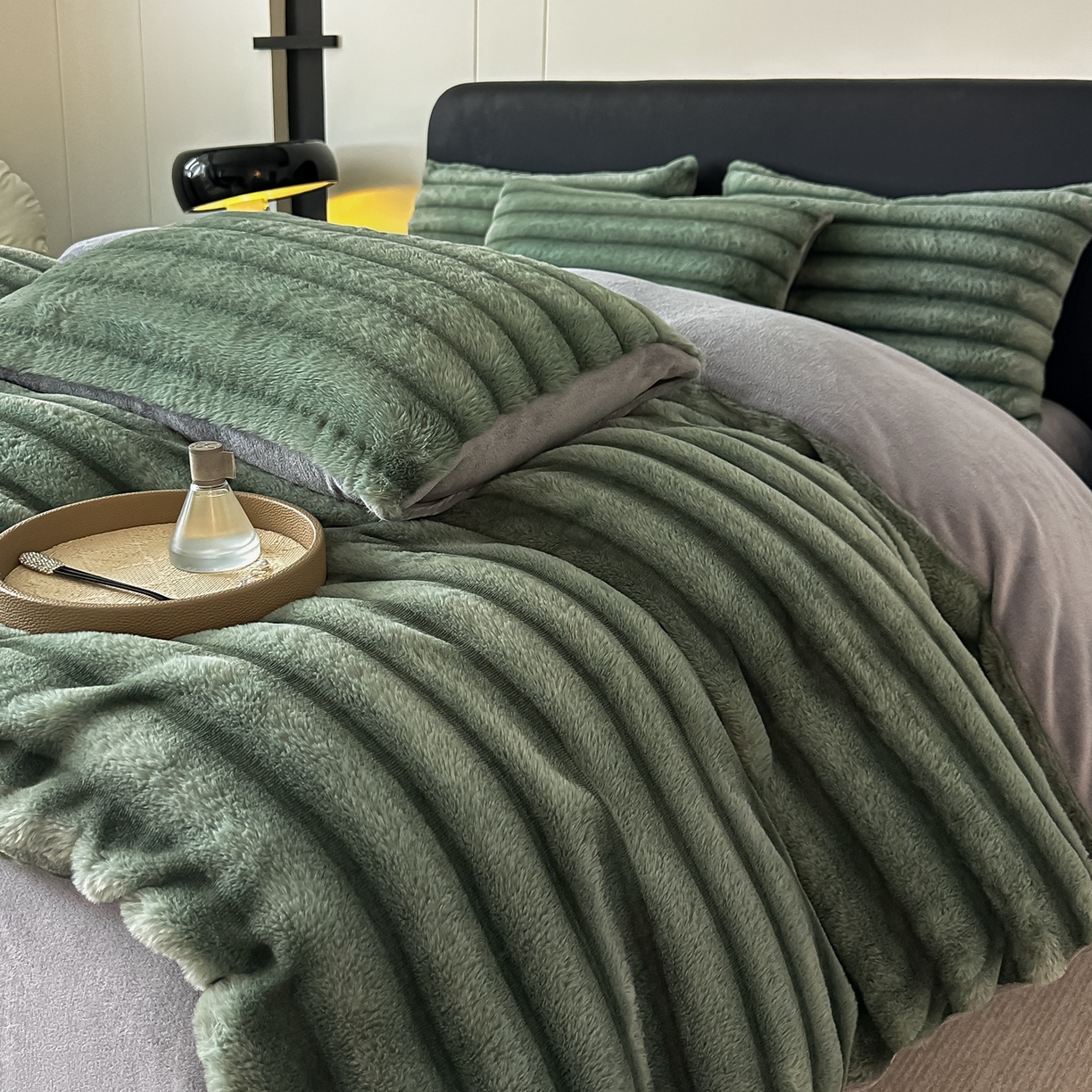 91家纺网 家纺一手货源 找家纺 乐窝家纺仓储 2025新款美拉德复古印花兔毛绒牛奶绒皮草绒床裙款四件套跨境外贸专供 优雅绿