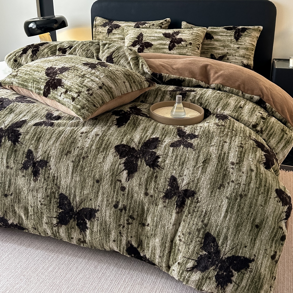 91家纺网 家纺一手货源 找家纺 乐窝家纺仓储 2025新款美拉德复古印花兔毛绒牛奶绒皮草绒床裙款四件套跨境外贸专供 优雅蝴蝶