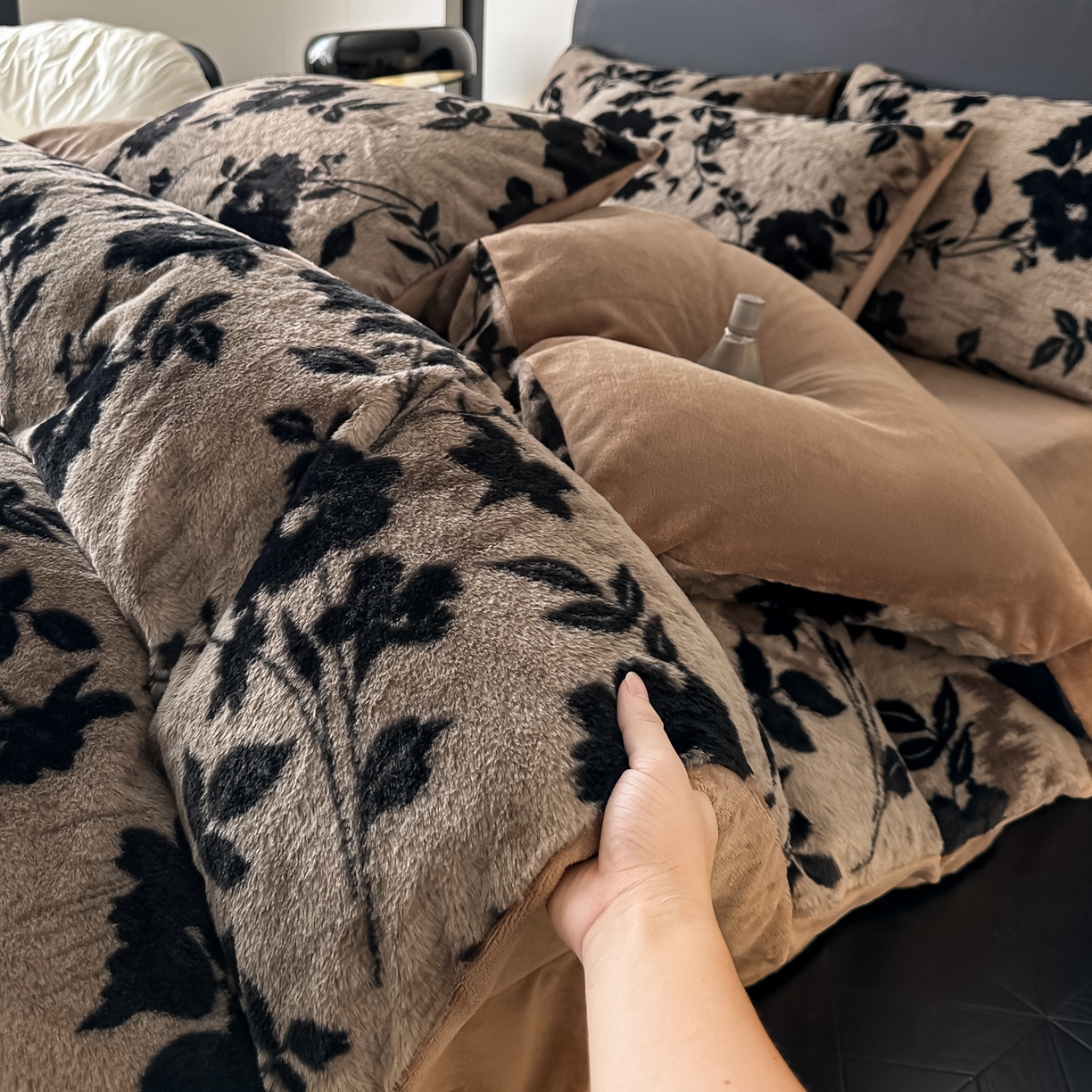 91家纺网 家纺一手货源 找家纺 乐窝家纺仓储 2025新款美拉德复古印花兔毛绒牛奶绒皮草绒床裙款四件套跨境外贸专供 花枝漫语