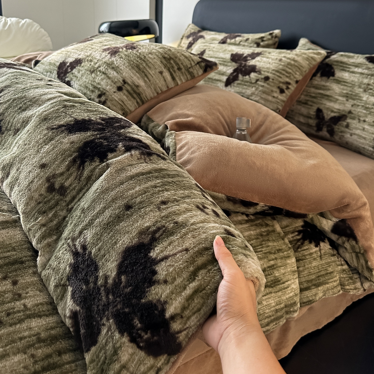 91家纺网 家纺一手货源 找家纺 乐窝家纺仓储 2025新款美拉德复古印花兔毛绒牛奶绒皮草绒床裙款四件套跨境外贸专供 优雅蝴蝶