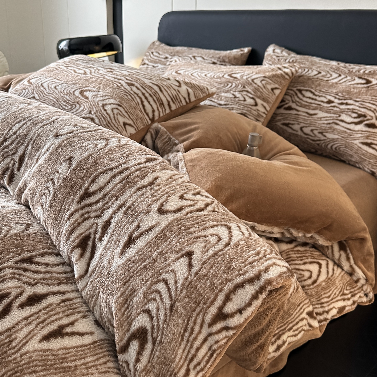 91家纺网 家纺一手货源 找家纺 乐窝家纺仓储 2025新款美拉德复古印花兔毛绒牛奶绒皮草绒床裙款四件套跨境外贸专供 静谧时光