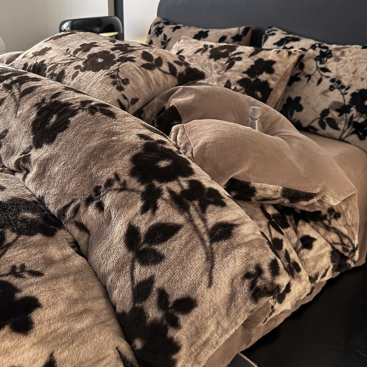 91家纺网 家纺一手货源 找家纺 乐窝家纺仓储 2025新款美拉德复古印花兔毛绒牛奶绒皮草绒床裙款四件套跨境外贸专供 简爱时尚