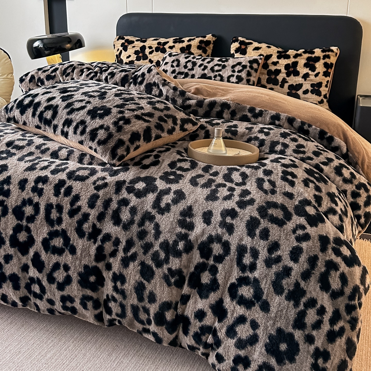 91家纺网 家纺一手货源 找家纺 乐窝家纺仓储 2025新款美拉德复古印花兔毛绒牛奶绒皮草绒床裙款四件套跨境外贸专供 时尚豹纹