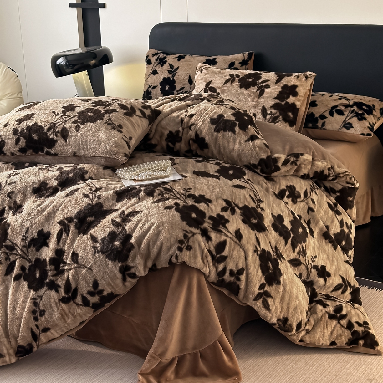 乐窝家纺仓储 2025新款美拉德复古印花兔毛绒牛奶绒皮草绒床裙款四件套跨境外贸专供 简爱时尚