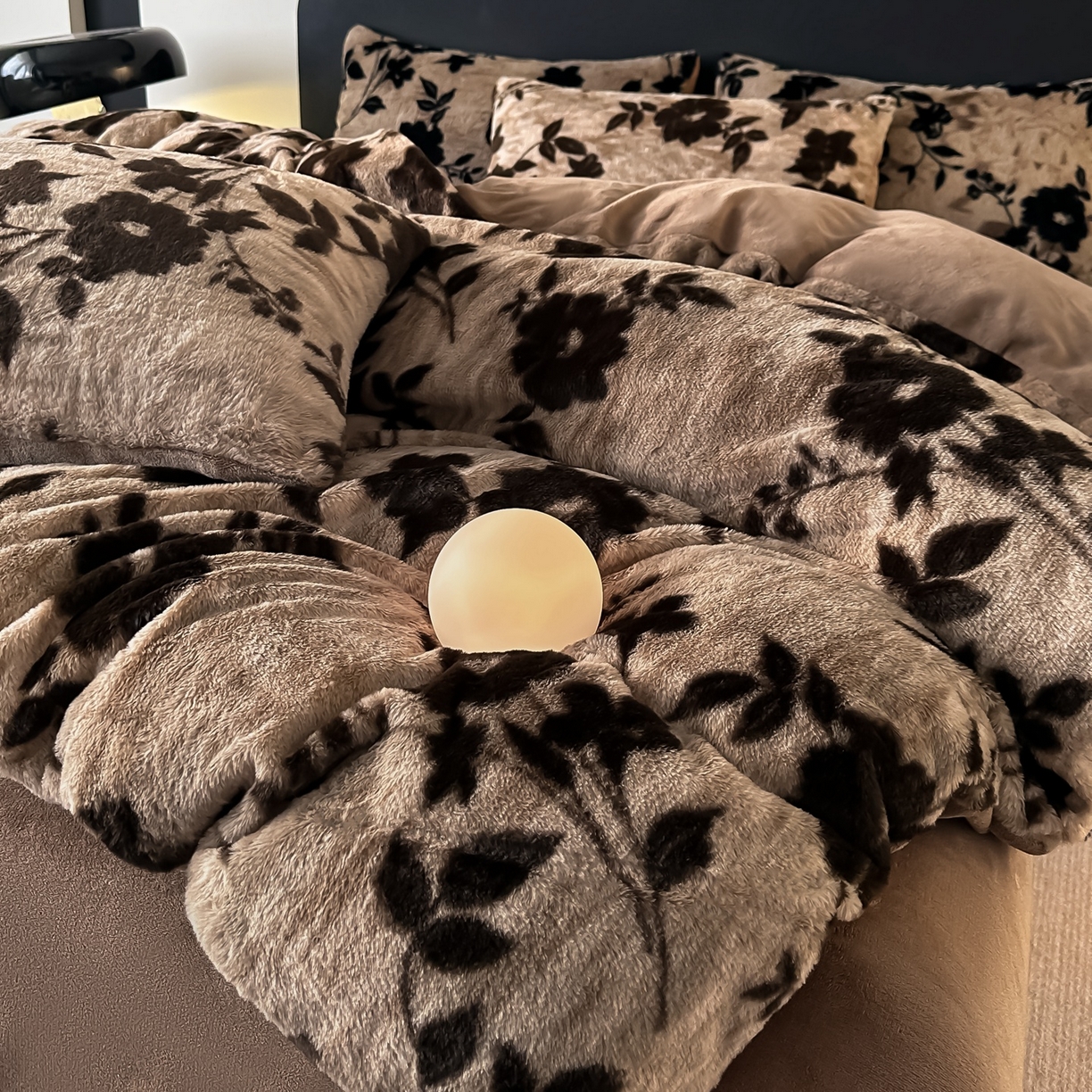 91家纺网 家纺一手货源 找家纺 乐窝家纺仓储 2025新款美拉德复古印花兔毛绒牛奶绒皮草绒床裙款四件套跨境外贸专供 简爱时尚