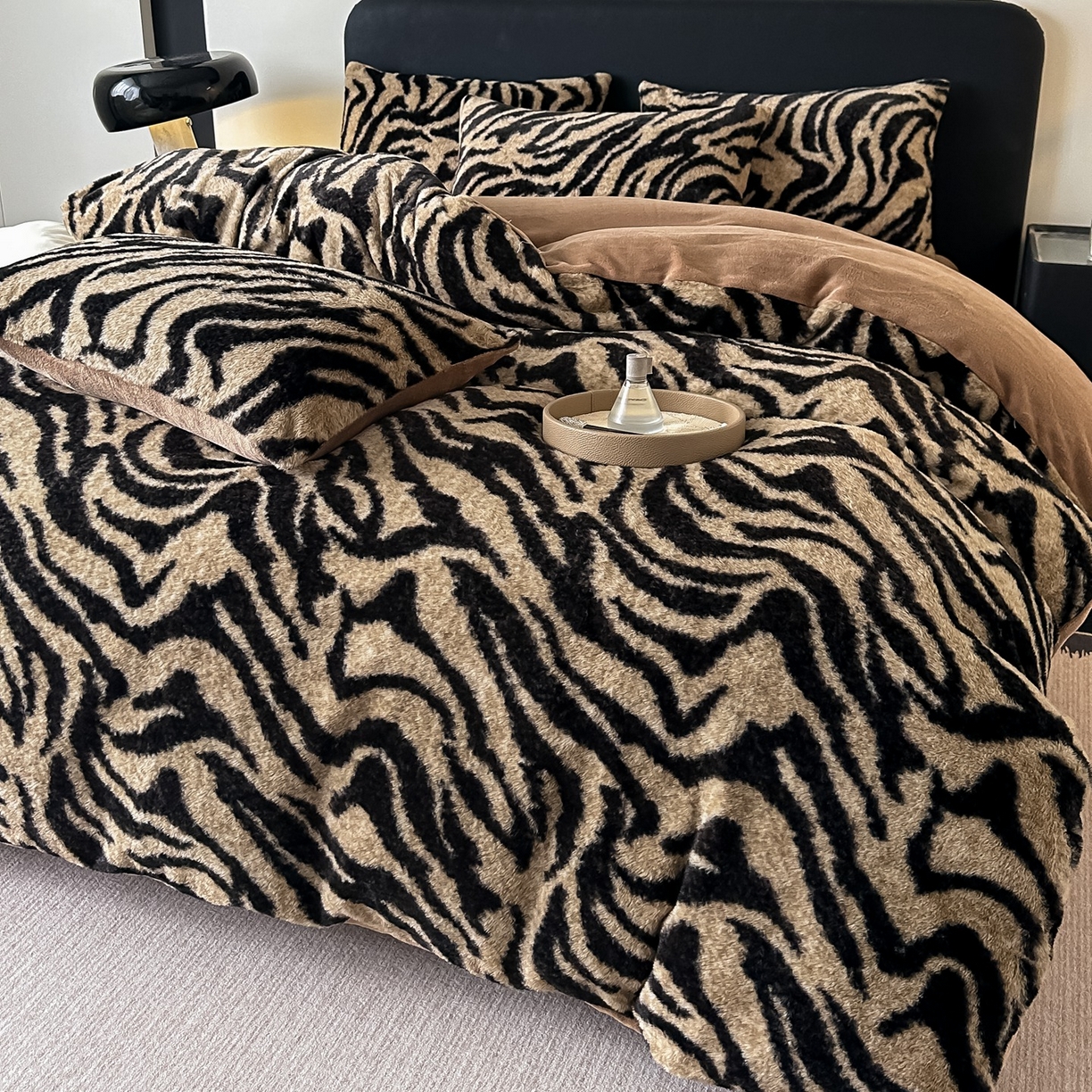 91家纺网 家纺一手货源 找家纺 乐窝家纺仓储 2025新款美拉德复古印花兔毛绒牛奶绒皮草绒床裙款四件套跨境外贸专供 虎纹咖