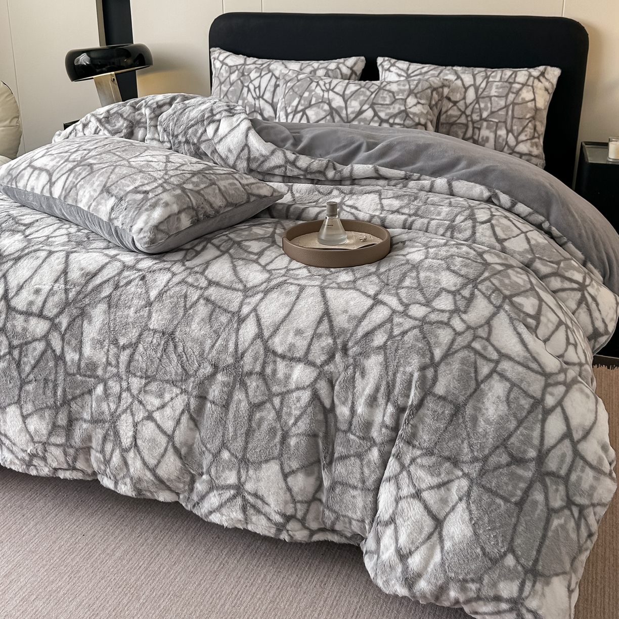 91家纺网 家纺一手货源 找家纺 乐窝家纺仓储 2025新款美拉德复古印花兔毛绒牛奶绒皮草绒床裙款四件套跨境外贸专供 几何空间