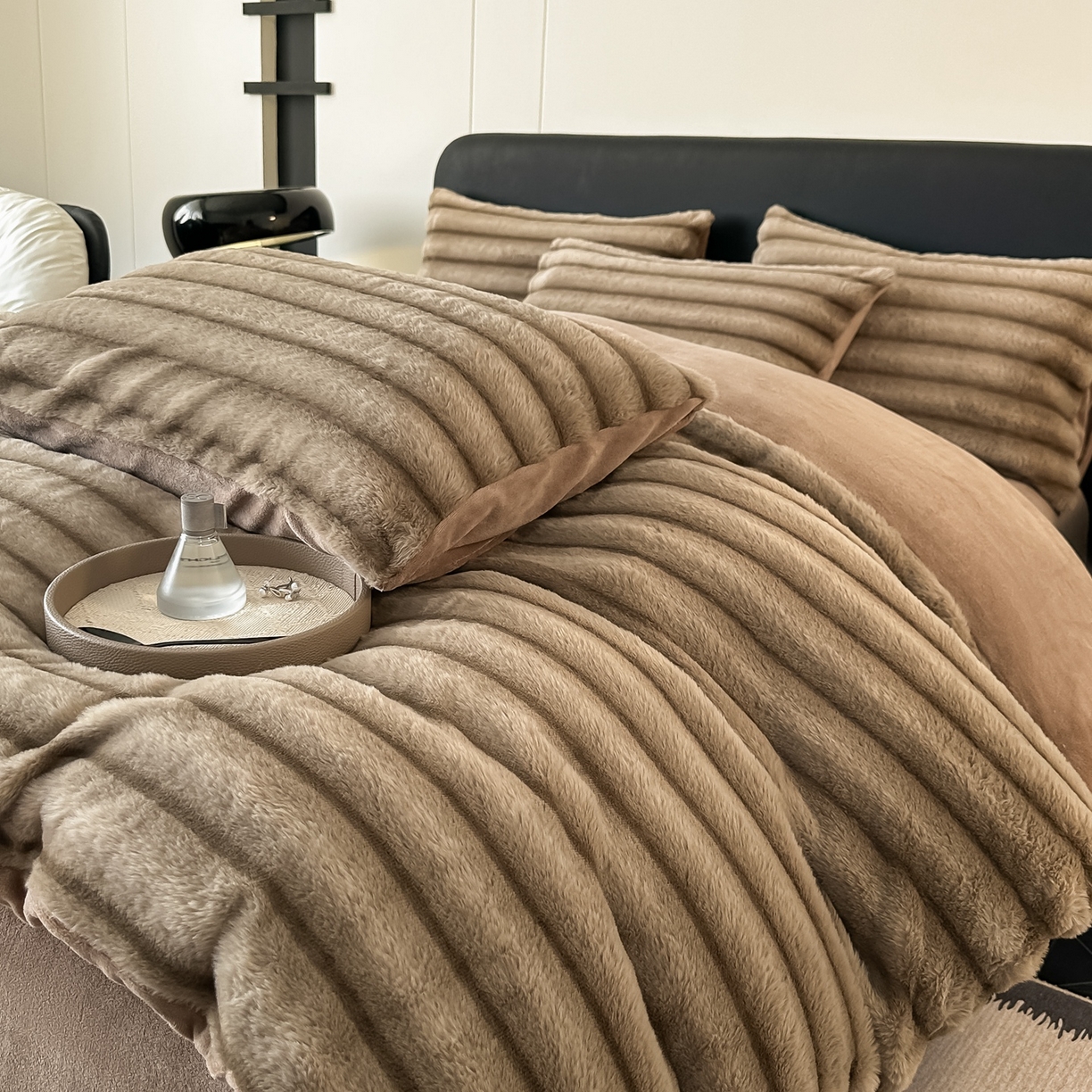 91家纺网 家纺一手货源 找家纺 乐窝家纺仓储 2025新款美拉德复古印花兔毛绒牛奶绒皮草绒床裙款四件套跨境外贸专供 奶油咖