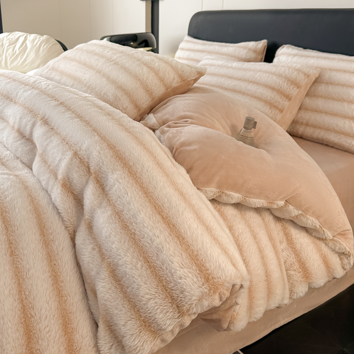 91家纺网 家纺一手货源 找家纺 乐窝家纺仓储 2025新款美拉德复古印花兔毛绒牛奶绒皮草绒床裙款四件套跨境外贸专供 奶油白